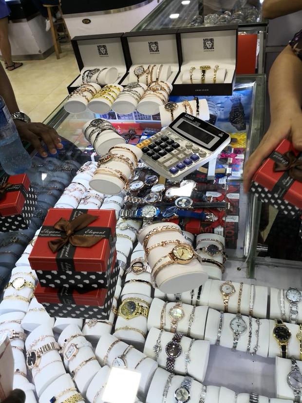 shops in Guangzhou-watch market